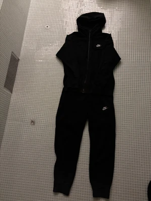 Nike tracksuit - Snygg Nike tracksuit. Storlek S. Byxor och kofta medföljer. Skönt material.