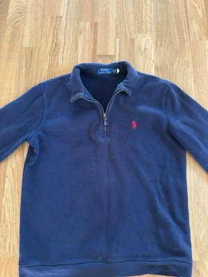 Marinblå half zip Polo Ralph Lauren - Säljer en half zip från polo ralph lauren, marinblå. Storlek S. 