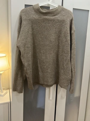 Beige stickad tröja  - Säljer en beige stickad tröja från 157 i storlek S. Kommer ej till användning längre. Den har en väldigt liten fläck på framsidan som knappt syns.