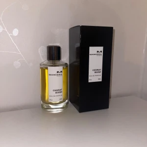 Mancera cedrat boise - Mancera Cedrat Boise i 120ml. Kommer med kartong och tillhörande påse. En rökig citrus parfym som är en perfekt vardaglig parfym pret runt. 