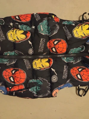 Vadderad spiderman väst strl 122/128 - Säljer en vadderad spiderman väst i strl 122/128 i fint skick 