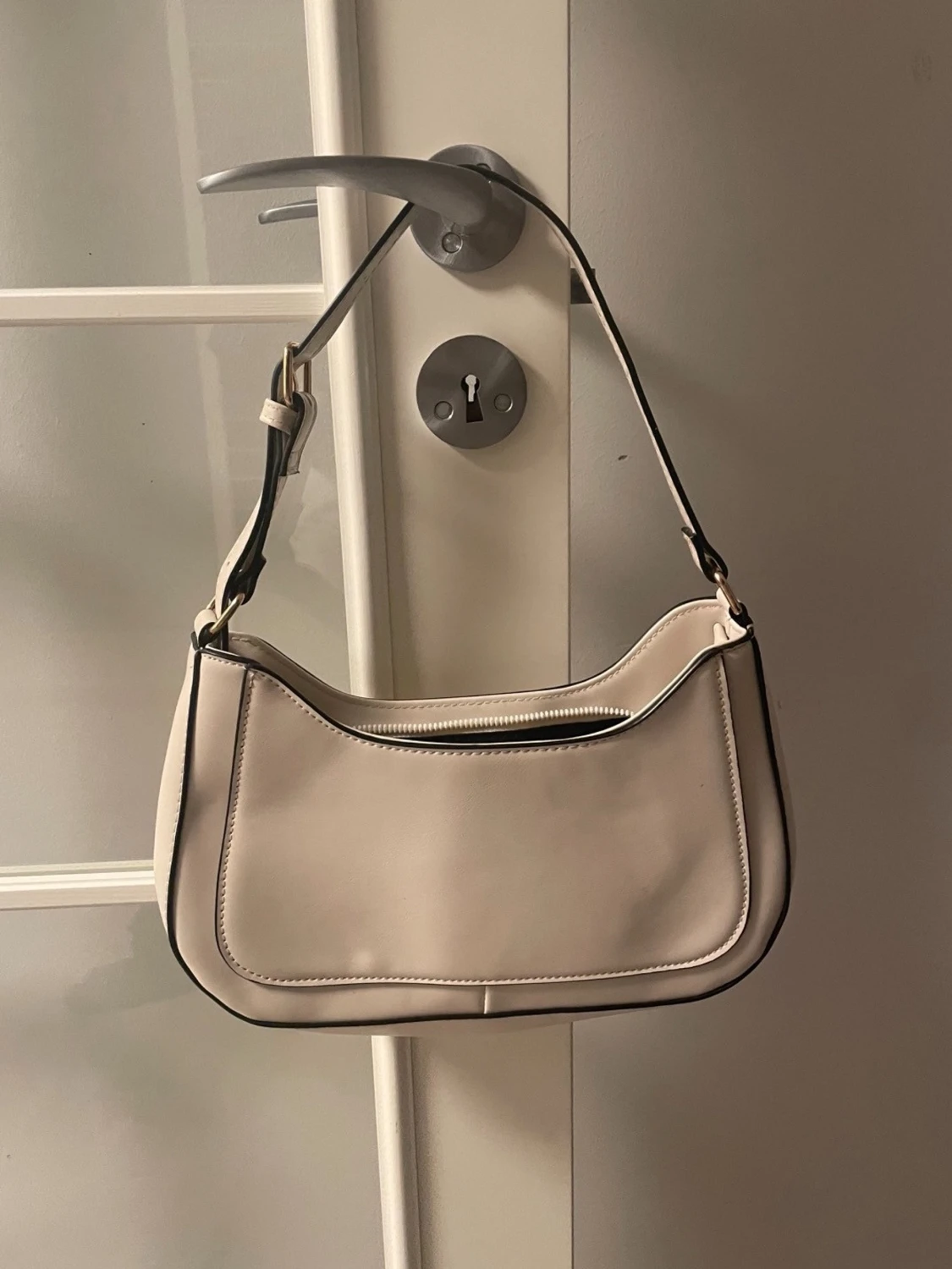 Beige axelväska med dragkedja