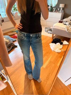 Blåa jeans  - Jeans från Gina tricot men en snygg lite tvättat/blekt på låren. Jeansen är justerbara i midjan. 