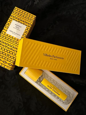 Vilhelm Parfumerie Mango Skin 20 ml  - Mango Skin Eau de Parfum från Vilhelm Parfumerie, New York. Kommer i en snygg, gul förpackning som sticker ut. Perfekt för dig som vill ha något unikt och trendigt i din samling.
