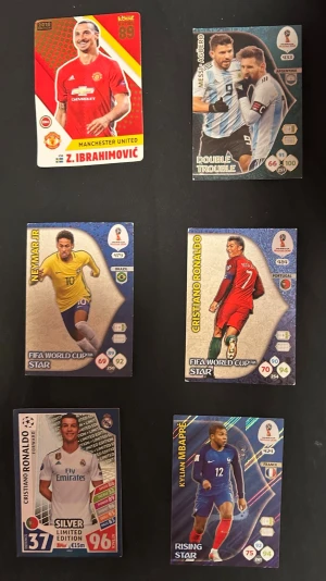 35+ Panini Adrenalyn kort - Stor samling med ca 35–40 Panini Adrenalyn XL fotbollskort från FIFA 365 (2019–2022) samt FIFA World Cup Russia 2018. Alla kort är i mycket gott skick. Höjdpunkter i samlingen: Kylian Mbappé – Rising Star #424 (FIFA World Cup 2018)  Cristiano Ronaldo – flera varianter inklusive Silver Limited Edition och Power Erling Haaland – tidig Dortmund-variant Lionel Messi – PSG Terminator + Argentina WC Zlatan Ibrahimović – Manchester United Kickerz  Sadio Mané Winter Star, Paulo Dybala Winter star…