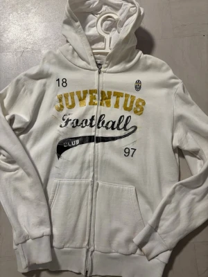 Juventus zip hoodie  - En cool vit Juventus zip hoodie köpt från en supportergrupp i Turin. Tröjan sitter som en M. 