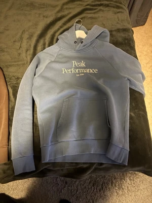 Peak performance Original hoodie - Peak performance hoodie herr Stl M i väldigt bra skick. Väl omhändertagen och aldrig torktumlad. Inga skador, inga fläckar eller andra defekter.