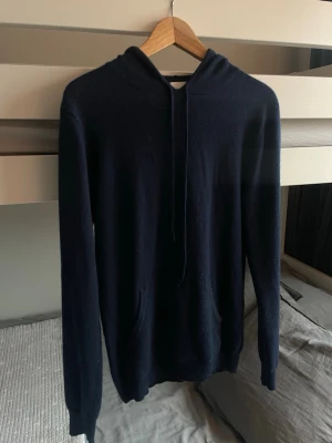 Kashmir hoodie - Skit snygg Kashmir hoodie från John Henric. Endast använd en gång så skick 9/10. PRIS KAN DISKUTERAS 