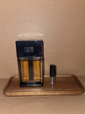 2ml Dior Homme Intense sample  - 2ml sample av Dior Homme Intense, 10% rabatt på bundles, vid köp över 99kr får man en valfri gratis 2ml sample 
