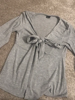 Grå tröja - Knappt använd