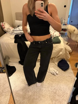 Svarta Weekday Ample Low Loose Jeans - Säljer ett par svarta Ample Low Loose Jeans från Weekday i storlek W28 L34. De har en loose passform med låg midja och raka, breda ben. Klassisk femficksmodell och tillverkade i jeansmaterial. Passar perfekt till det mesta.