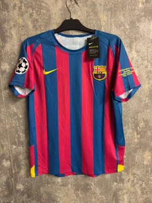 Barça Ronaldinho matchtröja 2006 - M/L - FC Barcelona Ronaldinho Retro - Helt ny storlek L men passar mer som M. 