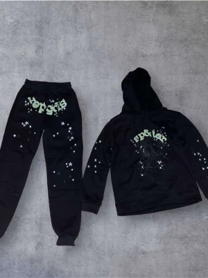 Spider tracksuit svart grön - Jag fick den i present men den är för liten och är inte skick!   Pris diskuteras i dm. Passar 175cm