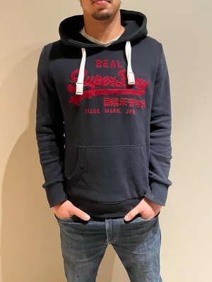 Vintage Superdry hoodie - Säljer en vintage stilren hoodie från Superdry japan, väldigt sällsynt och eftersökt hoodie. Pris går att diskutera!