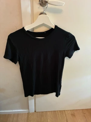 Svart basic t-shirt i bomull - En enkel svart t-shirt 