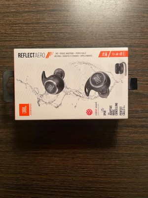JBL Reflect Aero - JBL Reflect Aero trådlösa hörlurar med aktiv brusreducering, IP68 vattentäthet och upp till 24 timmars batteritid. Perfekt för träning och samtal. Komplett med laddningsetui och extra öronproppar. Produkten ser ut att vara i mycket gott skick.