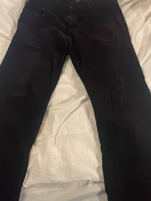 Manchester byxor med rakpassform - Ett par unika och snygga Manchester byxor från märket Denver Hayes, rak passform med ytters lite bootcut 