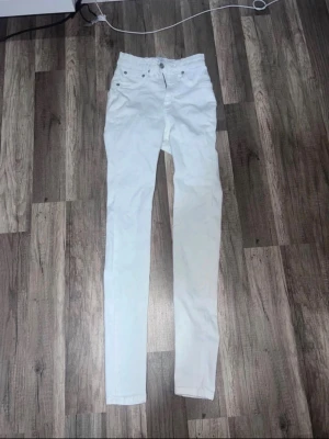Vita skinny jeans - Säljer ett par vita skinny jeans,Lager 157 ”snake” Använda en gång, inga fläckar
