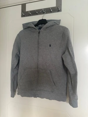 Ralph Lauren zip hoodie - Fin zip tröja från Ralph lauren, det är i barn storlek L 14-16 år men har passat som en xs. Det finns någon fläck på ena arm mudden och mudden överlag är sliten. Tröjan är i använt skick💗