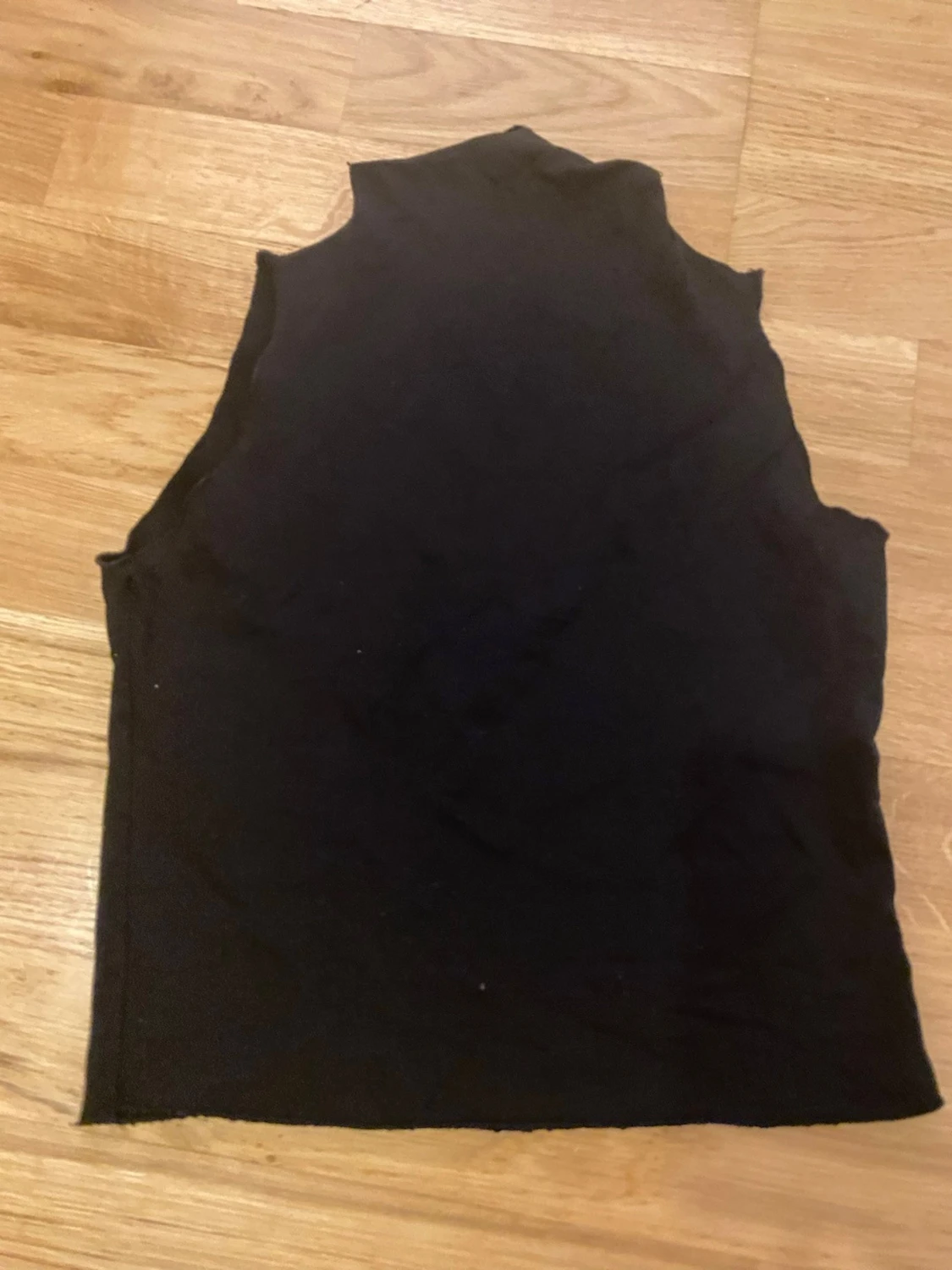 Svart ärmlös topp med silvriga nitar - 1