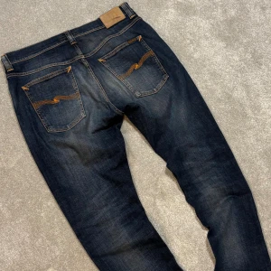 Nudie jeans - Nudie Jeans | Modell: Brute Knut | Skick 9/10 mycket bra | Nypris ca 2500kr | Mitt pris 599kr  | Midjebredd: 45cm Ytterbenslängd: 108cm | Kom gärna pm vid frågor eller funderingar | Postas eller möts upp i Gävle!