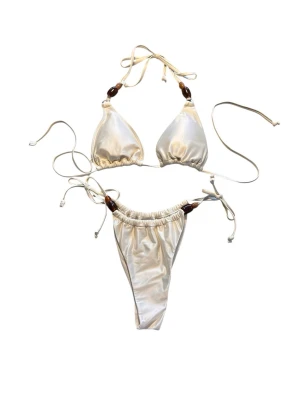 Vit bikini med pärldetaljer från Primark - Så snygg!! Aldrig använd. Strl S i bh och XS i trosorna - tycker dock trosorna är mer lika S i storlek