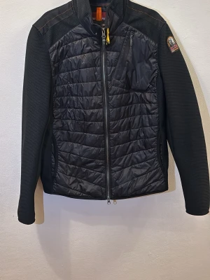 Svart Parajumpers pufferjacka cardigan M - Säljer en svart pufferjacka /cardigan från Parajumpers i storlek M. I nyskick super fin och mycket snygg enligt mig. Säljer den pga fel storlek, har köpt den begagnad för 3 veckor sedan. 