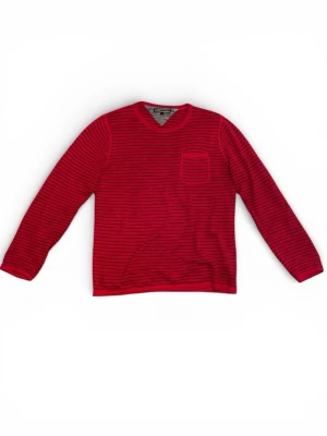 Röd randig tröja Tommy Hilfiger S - Snygg röd långärmad tröja från Tommy Hilfiger i storlek S. Tröjan har svarta ränder, rund halsringning och en liten bröstficka. Materialet är mjukt och stickat, perfekt för dig som gillar klassisk stil med en twist.