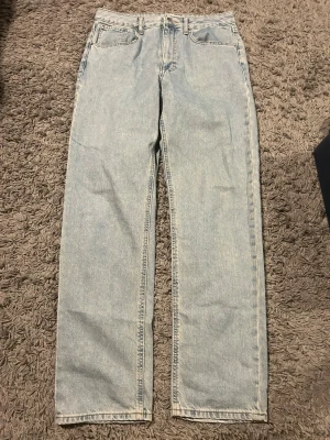 Ljusblå relaxed jeans från ASOS Design - Säljer ett par ljusblå jeans från ASOS Design med klassisk femficksmodell och relaxed passform. Jeansen har normal passform och är tillverkade i bomull. Perfekta för dig som gillar en clean och enkel look. 