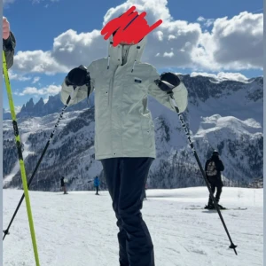 Skidjacka Dope - Säljer nu min skidjacka från Dope i storlek S. Den är ljusgrön i färgen och endast använd en skidsäsong, och därför i princip som ny utan tecken på användning. 