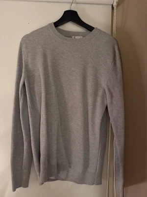 Stickad tröja  - En finstickad tröja från Cubus i väldigt fint skick 🌟🌟