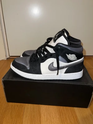 Jordan 1 Mid Satin Grey - Hej säljer dessa Jordan 1 Mids Satin Grey, använt skick där av priset. Stl 42