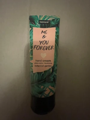 Sence Botanical Garden handkräm - Handkräm från Sence med tropiskt grönmönstrad tub och rosa etikett. Doften heter Botanical Garden och tuben rymmer 75 ml. Perfekt att ha i väskan för mjuka händer. Tuben är gjord av plast och har svart kork. Den är i princip helt full 