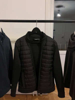 Cardigan Jacka  - Tjena, säljer min Cardigan jacka från dressmann. Jackan är använd under en höst och har mycket kvar att ge. Storlek M men skulle säga att den passar lite mindre också. Bara att hör av sig vid frågor eller funderingar!