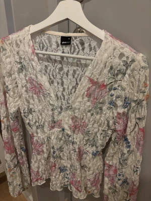 Blus - Blus/topp från Gina Tricot med krämvit bakgrund och blommor. Aldrig använd med prislappen är borttagen🌷🌸🌺