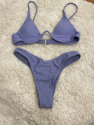 Ljuslila bikini med bygel - Ljuslila/blå bikini med bygel och vadderade kupor. Helt ny🥰från Nelly