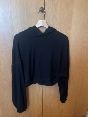 Svart, mjuk & tunn hoodie - En svart, mjuk och tunn hoodie. Ingen lapp kvar, men passar en strl S.