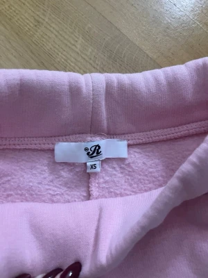 Rosa russemerch byxor - Nästan aldrig använda, inga defekter. Längden passar 160- ca 170.