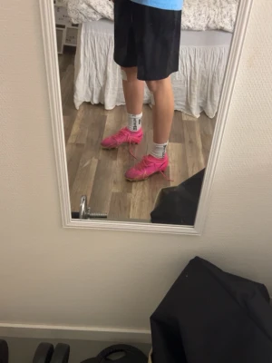 Nike rosa fotbollsskor med snörning - Går även med på byten!!! Säljer ett par riktigt snygga fotbollsskor från Nike i en stark rosa färg med gula detaljer och svart Nike-logga. Skorna har snörning och är designade för att sitta tajt på foten. Perfekta för dig som vill sticka ut på planen. Skorna är väldigt sällsynta. Kom privat för att diskutera pris!!! Går även med på byten!