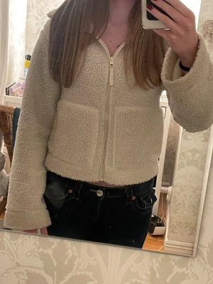 Teddy jacka  - Superfin Teddy jacka ifrån h&m i storlek xs. Använd några gånger. Nopprig på insidan men inget som man tänker på eller som syns när man har på sig den:)) Köpt för nåt år sedan😊Superfin cremevit färg!