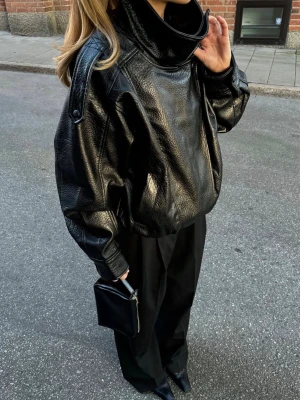 Svart oversized skinnjacka med hög krage - Säljer en svart oversized skinnjacka med högkrage! Endast använd en gång, i fint skick