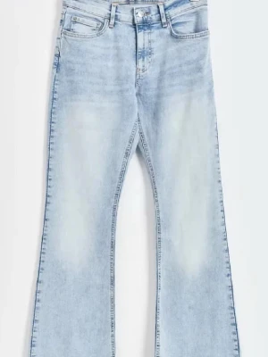 Bootcut ljusblå jeans från gina tricot i petite-längd - Säljer ett par ljusblå bootcut jeans från gina tricot med klassisk femficksdesign och dragkedja i gylfen. Jeansen har en snygg tvättad look och är tillverkade i denimtyg som sitter skönt. Perfekta för dig som gillar retrovibbar och bootcut. OBS dragtappen har ramlat av men byxorna går fortfarande att använda eftersom dragkedjan är seg men fungerar ändå. Annars finns dragtappar att köpa billigt.