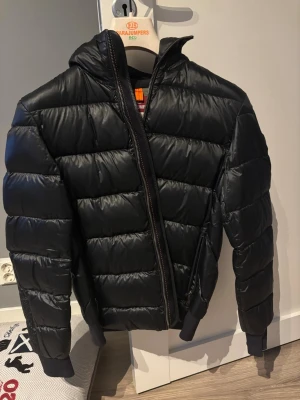 Svart pufferjacka från Parajumpers - Svart pufferjacka från Parajumpers, modell Sheen. Väldigt gott skick. Kontakta gärna vid intresse.