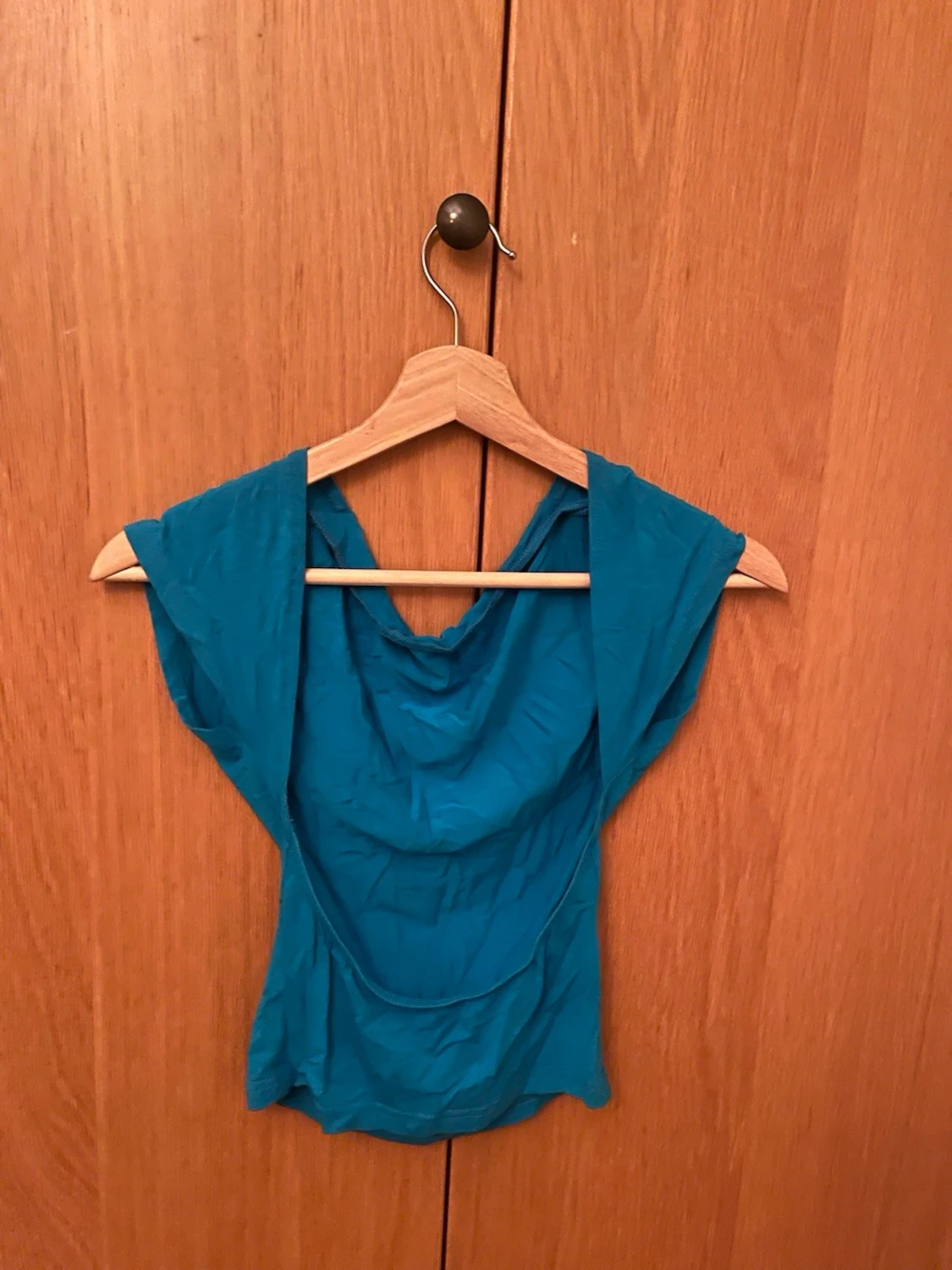 Blå topp med djup rygg från SHEIN - 1