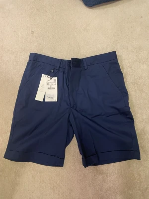 Zara kostym shorts - Zara kostym shorts Helt orörda prislappen på kostade 359 färgen är blå och storleken är 40 bara att höra av sig ifall du har någon fråga!