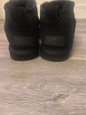Äkta UGG - Äkta UGG Classic Mini i svart. Oanvända skor i nyskick. 100 % original – köpta i butik. Säljs utan originalkartong. Skickas snabbt eller möts upp.