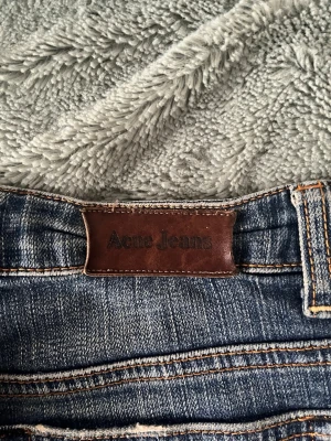 Blå Acne Jeans bootcut - Vintage lågmidjade jeans från ACNE. Lite bootcut även fast det inte syns på bilderna. Storlek 30/32