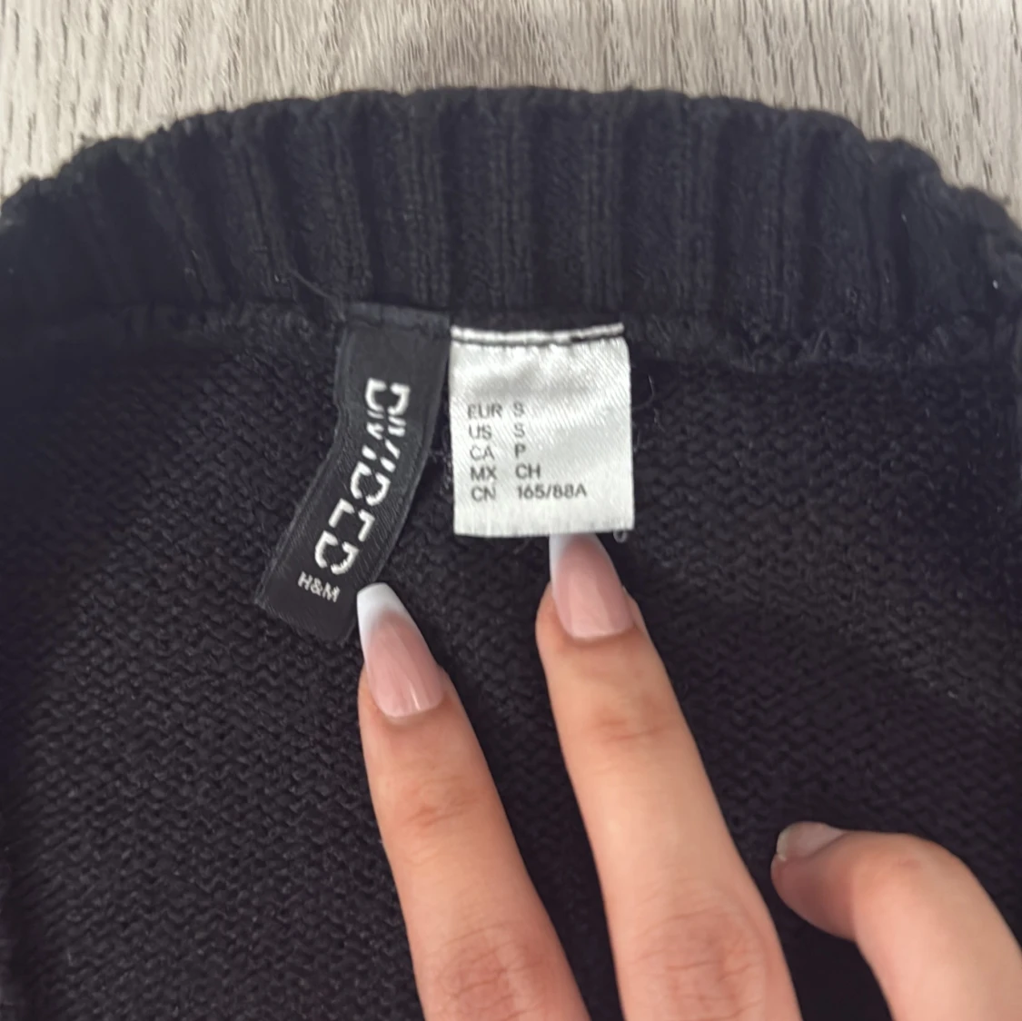 Svart croppad stickad tröja Divided - 2