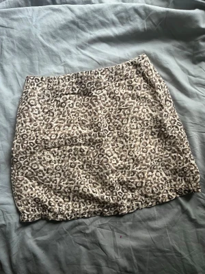 Kort kjol från Mango - Leopardkjol från Mango. Dragkedja på sidan. Fickor. Nyskick! 