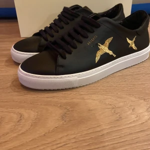 Svarta sneakers från Axel Arigato - Skor från Axel arigato 2500kr nypris. pris kan diskuteras. skriv för mer bilder. Storlek 42